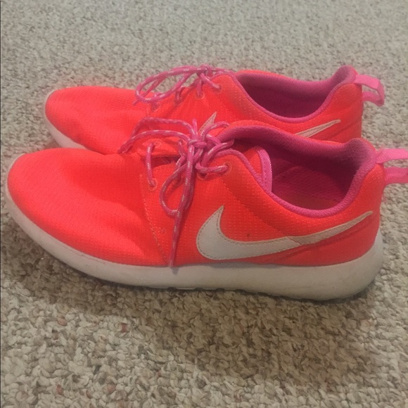 Nike Women's Roshe Sneakers - Picture 2 of 7